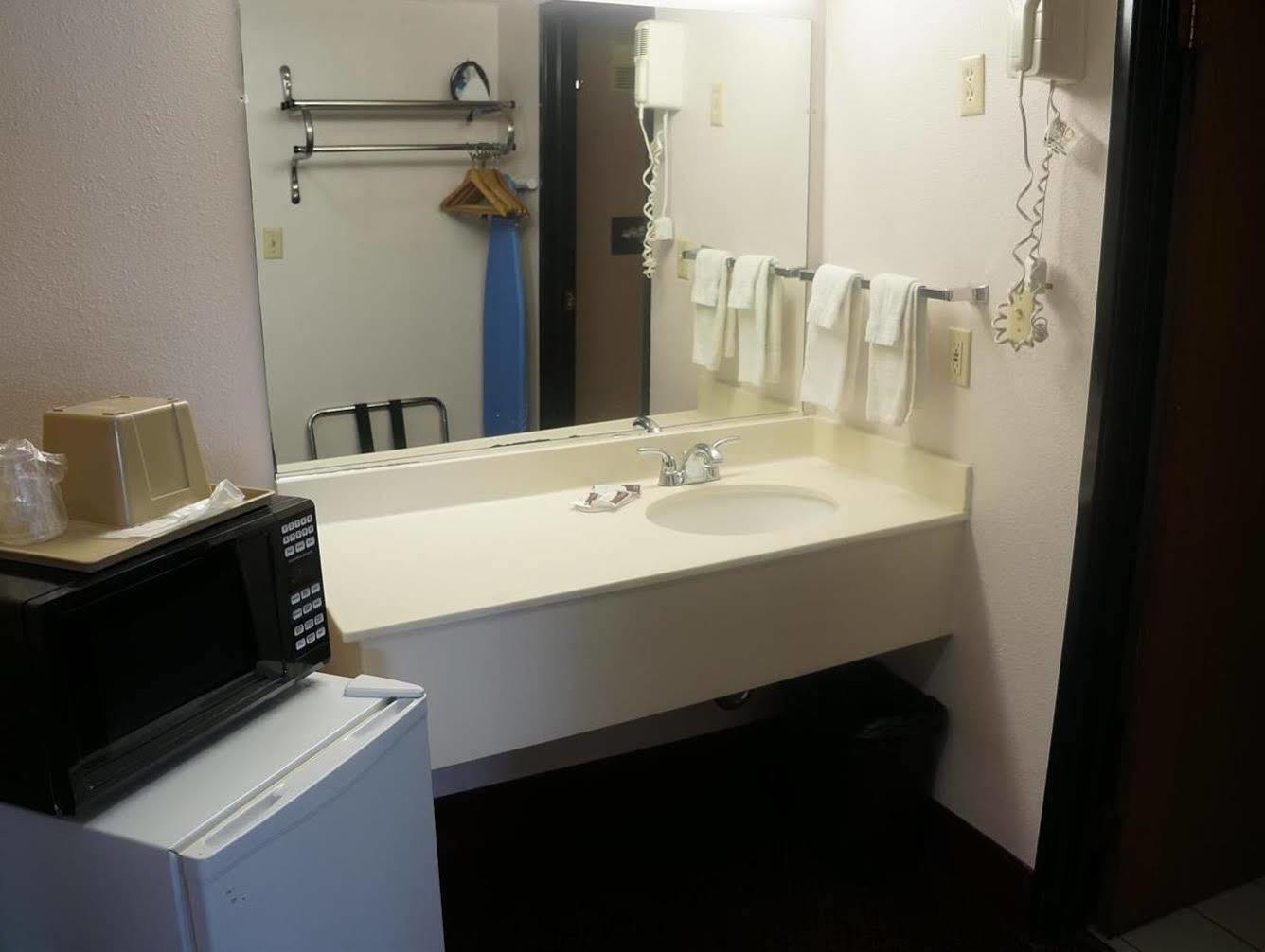 Super 8 By Wyndham Fort Scott Ngoại thất bức ảnh