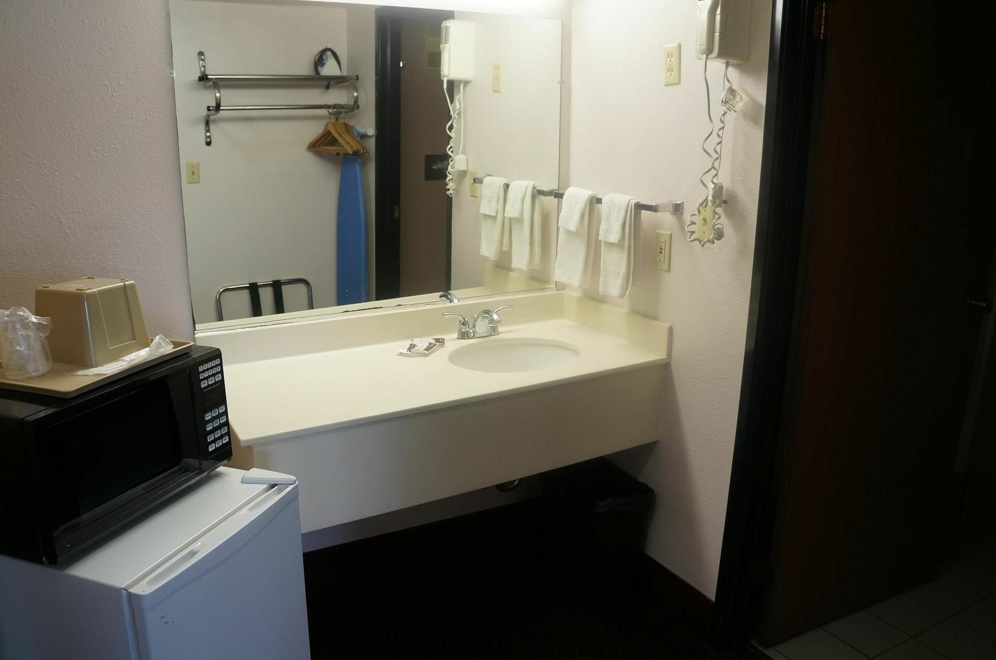 Super 8 By Wyndham Fort Scott Ngoại thất bức ảnh